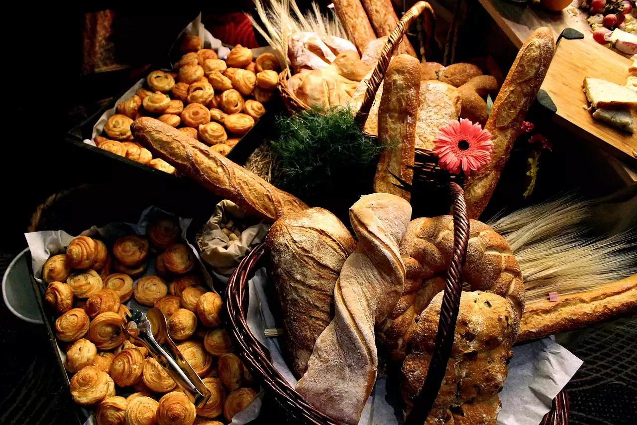 Produtos de panificação outonais: muffins, pães e tortas para celebrar a estação